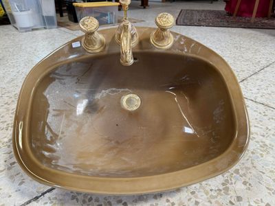 un évier marron muni d'un robinet doré
