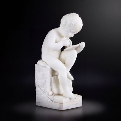 statue en marbre représentant un garçon en train de lire un livre sur fond noir