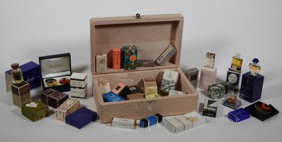 LOT de 33 FLACONS miniatures. MONTANA, CARTIER, GUERLAIN, BO…