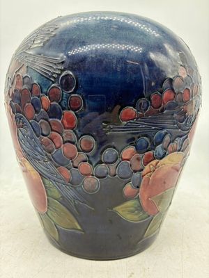 MOORCROFT, SALLY TUFFIN Vase en céramique émaillée polychrom…