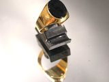 une image représentant une bague sertie d'une pierre noire