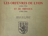 un vieux livre avec l'image d'un lion dessus