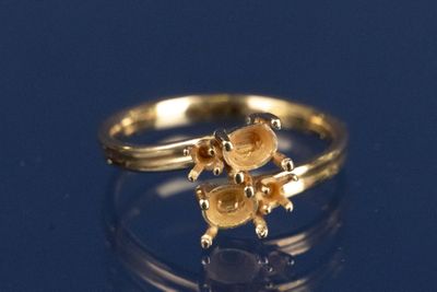 une bague en or ornée d'une tortue sur un fond bleu