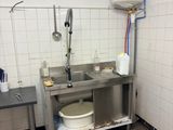 une cuisine équipée d'un évier et de toilettes