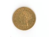 une pièce d'or avec l'image d'une femme dessus