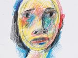 dessin représentant le visage d'une femme, réalisé au crayon de couleur sur une feuille blanche