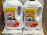 deux bouteilles de détergent sont posées sur une pile de cartons