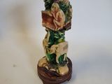 un petit vase posé sur une table