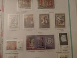 la photo d'un livre sur lequel sont apposés des timbres