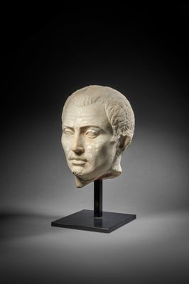 une tête d'homme en marbre romain