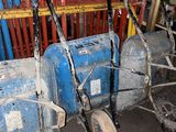 de nombreux outils de toutes sortes qui traînent par terre