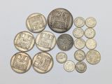 Plusieurs pièces d'argent sont empilées sur une surface blanche