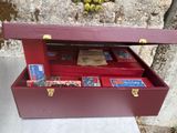 une boîte rouge contenant quelques cartes