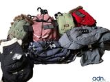 une pile de bagages posée sur une table