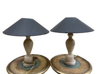 Deux lampes basses en marbre blanc, le fût ovoïdes.
