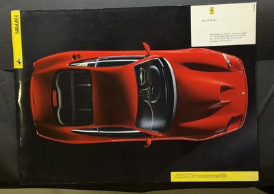 La voiture de sport rouge est exposée dans la vitrine.