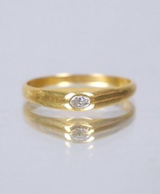Gros plan sur une bague en or ornée d'un diamant