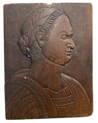 un gros plan d'une plaque en bois sur laquelle figure le visage d'une femme