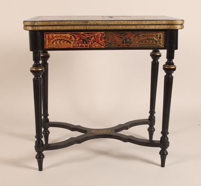 une image représentant une petite table avec un piètement noir et un motif rouge et doré