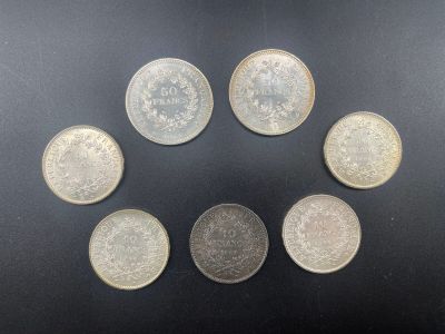 un groupe de cinq pièces d'argent posées sur une surface noire