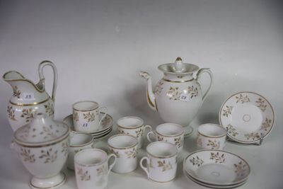 de nombreuses tasses et soucoupes posées sur une table