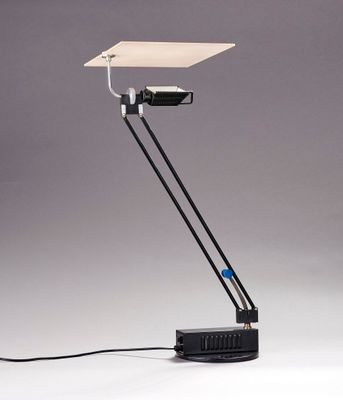 un gros plan d'une lampe de bureau posée sur une surface blanche
