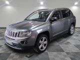 une photo d'une Jeep Compass garée sur un sol à damier