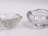 une paire de cendriers en verre transparent sur fond blanc