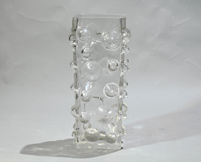 un vase en verre contenant de nombreuses bulles