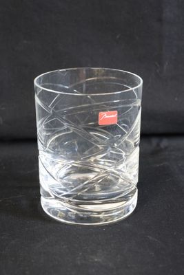 un verre orné d'un autocollant rouge sur fond noir