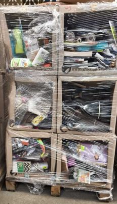 de nombreuses caisses contenant des articles divers, posées sur une palette