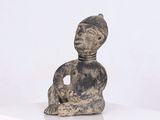 une image représentant une statue d'un homme assis sur une surface blanche