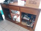 un meuble TV en bois surmonté d'un caisson