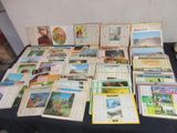 une table sur laquelle sont posés tout un tas de livres et de magazines