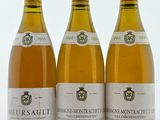 trois bouteilles de vin posées sur une table l'une à côté de l'autre