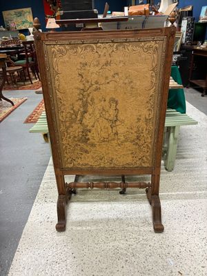 une image représentant une chaise en bois dans une pièce remplie de meubles