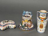 trois vases posés l'un à côté de l'autre sur une table