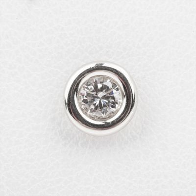 gros plan d'un diamant unique sur une surface blanche