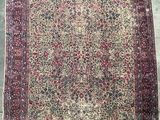 un tapis persan ancien orné d'un motif floral sur fond gris