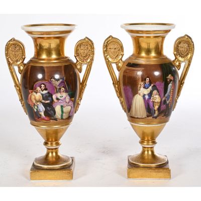 paire de vases en or ornés de représentations de femmes et d'hommes