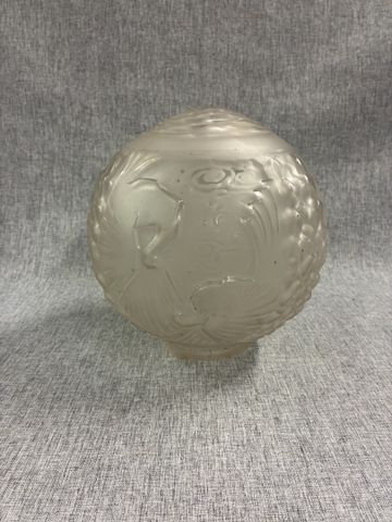 MULLER Frères à Lunéville. Globe en verre moulé pressé à décor de