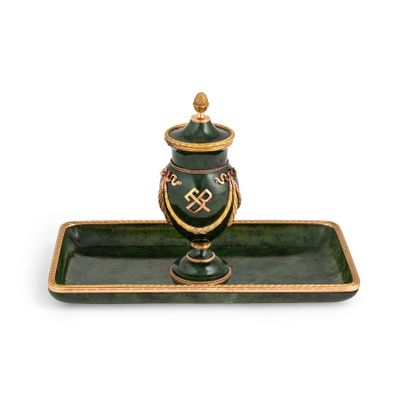 une image représentant un porte-encens vert et doré posé sur un plateau