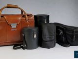 tout un tas de sacs différents, posés sur une table