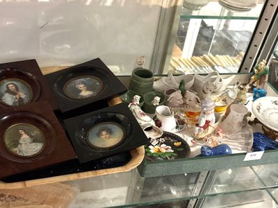 une table en verre sur laquelle sont posés de nombreux objets divers
