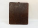 une petite boîte en bois avec une poignée sur une surface blanche
