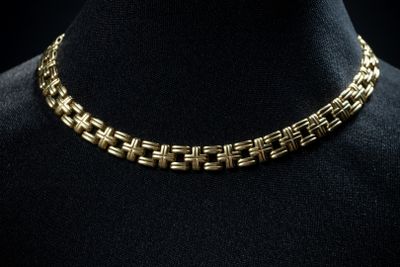 un collier à chaîne en or sur un mannequin mannequin mannequin mannequin mannequin mannequin mannequin mannequin mannequin mannequin