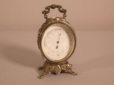 une petite horloge posée sur une table