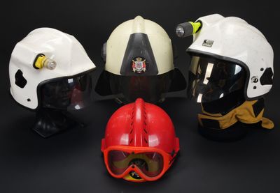 Plusieurs types de casques sont alignés sur une surface noire