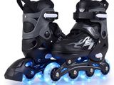 une paire de patins à roulettes noirs avec des roues bleues sur fond blanc