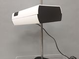 une lampe posée sur une boîte transparente